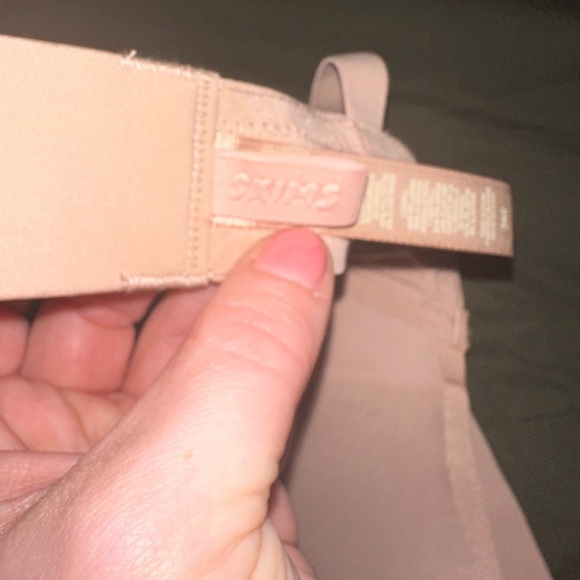 SKIMS Wireless Nude Bra - Picture 4 of 5